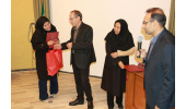 تقدیر و تشکر از تعدادی از فعالان در زمینه مبارزه با سل توسط مدیر گروه بیماریهای واگیر در همایش مراسم روز ملی مبارزه با سل،سالن همایش مرکز بهداشت استان مرکزی،۲۲مهرماه