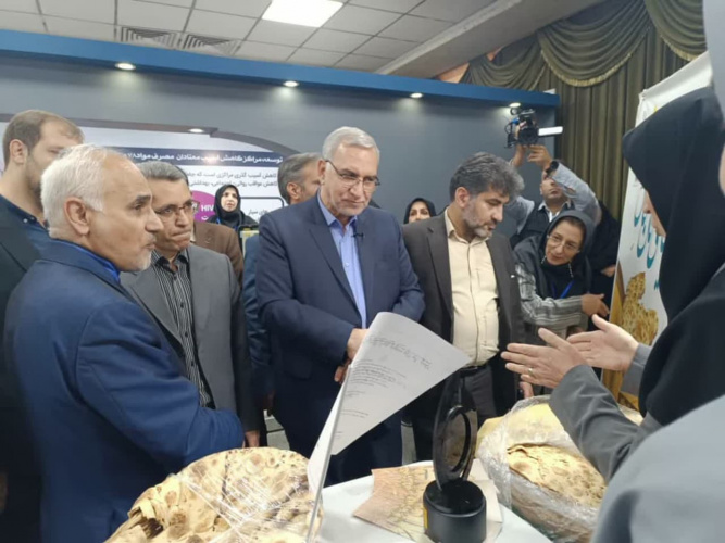 بازدید وزیر  بهداشت و تیم همراه از غرفه نان کامل معاونت بهداشتی دانشگاه علوم پزشکی اراک