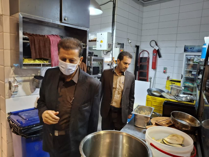 بازرسی‌های شبانه مراکز تهیه و توزیع مواد غذایی در اراک با حضور مدیر گروه سلامت محیط و کار
